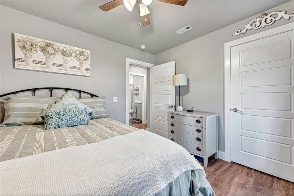 Holiday home House Of Charm! Bike Trails & New Walmart Hq